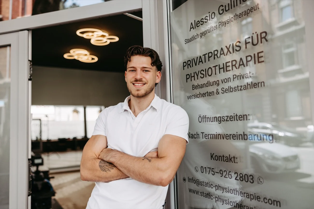 Alessio Gulino bei einer Behandlung in der Praxis in Wiesbaden