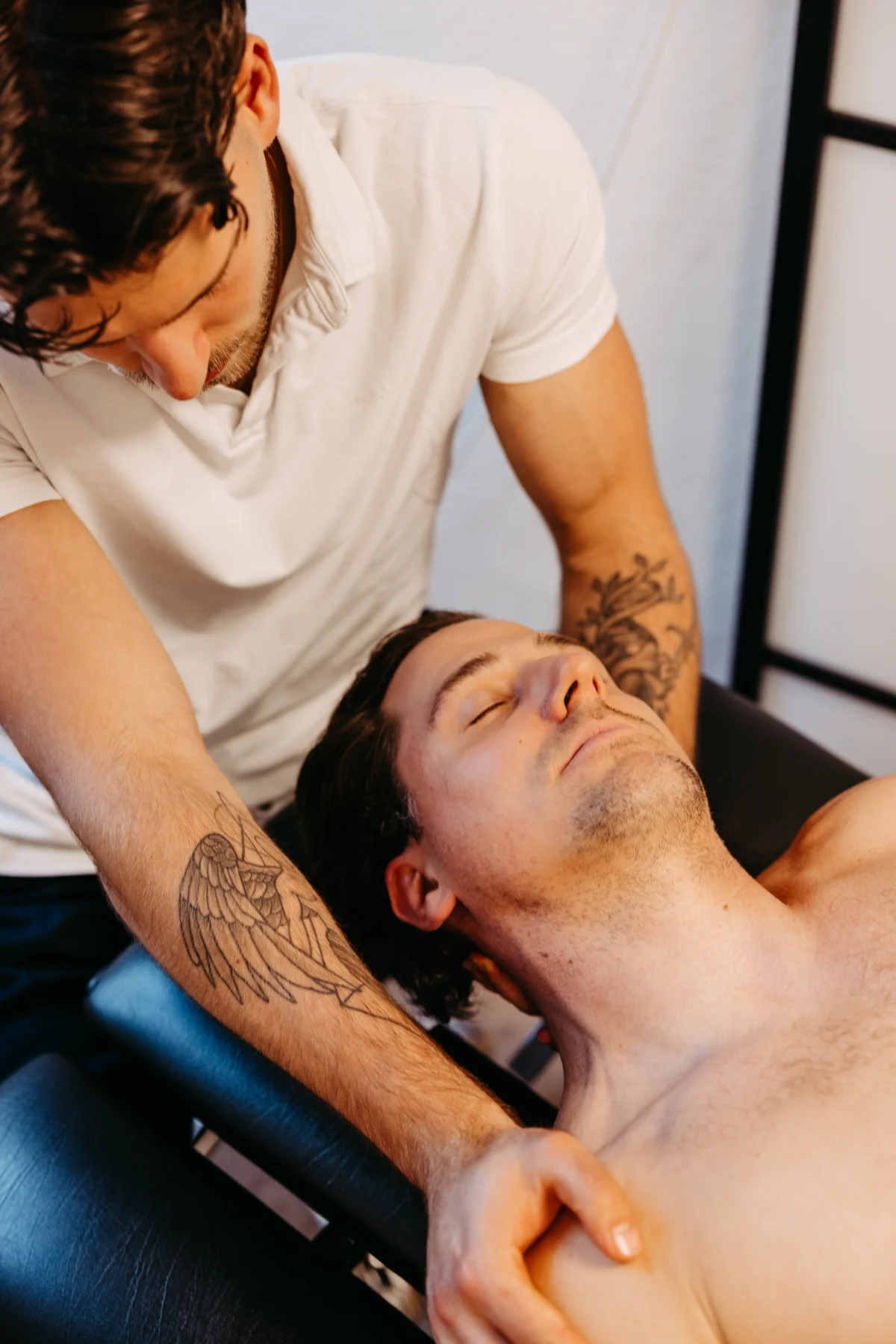 Manuelle Behandlung an Nacken und Halswirbelsäule - STATIC Privatpraxis für Physiotherapie Wiesbaden